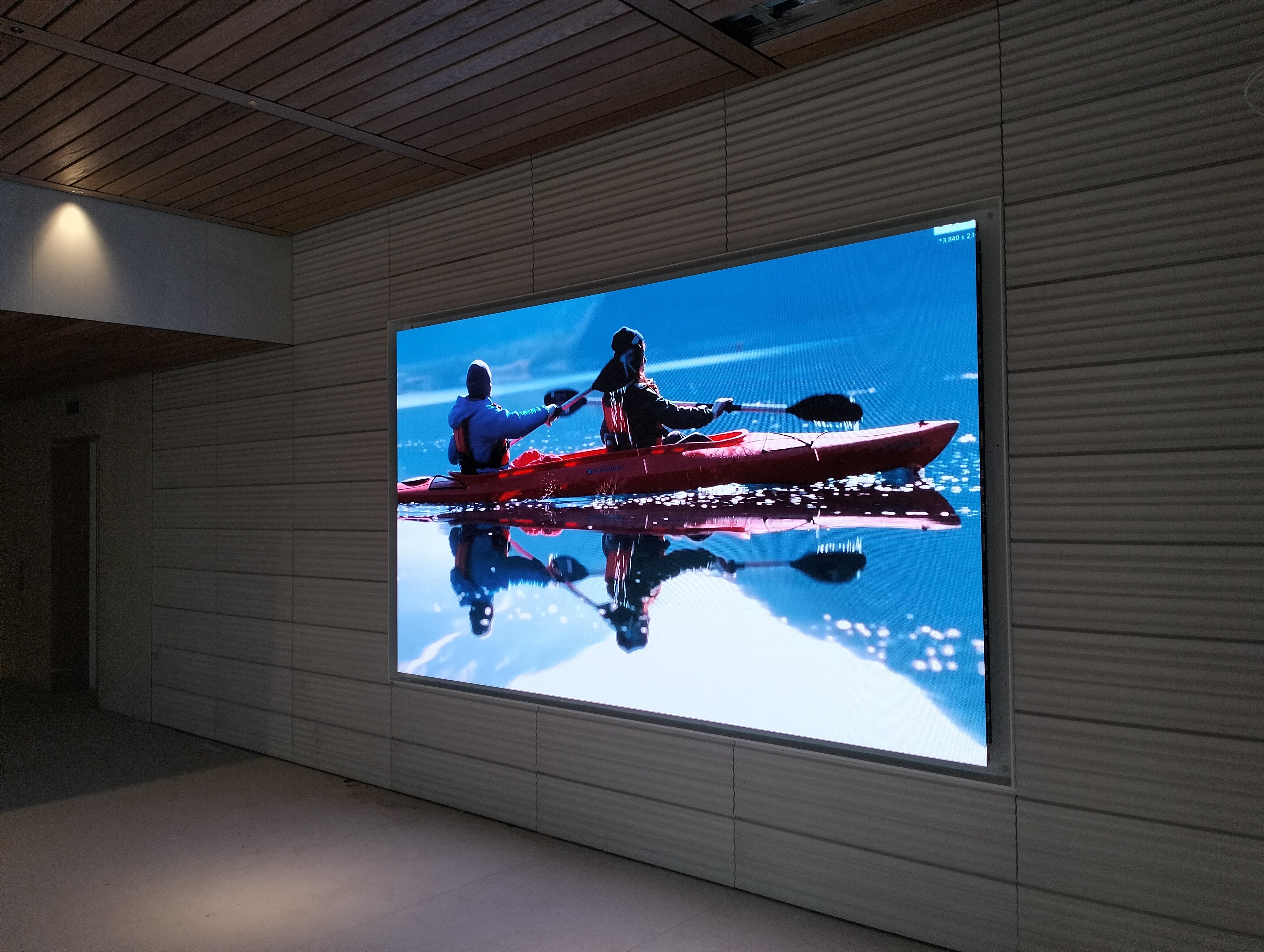 Pantallas LED corporativas en sede empresarial