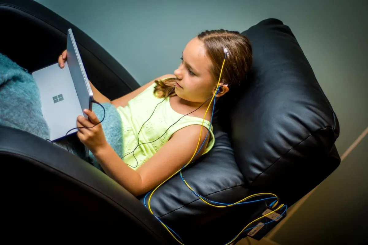 a girl focuses on her neurofeedback brain training session