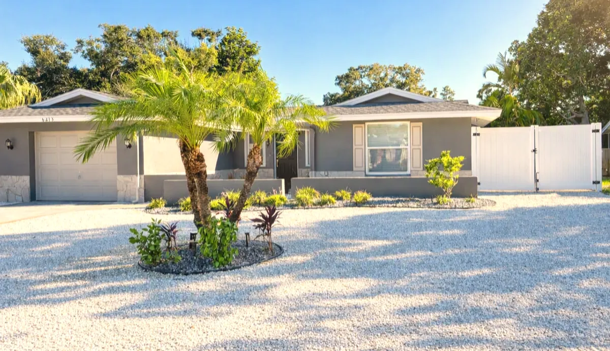 The Lazy Manatee exterior