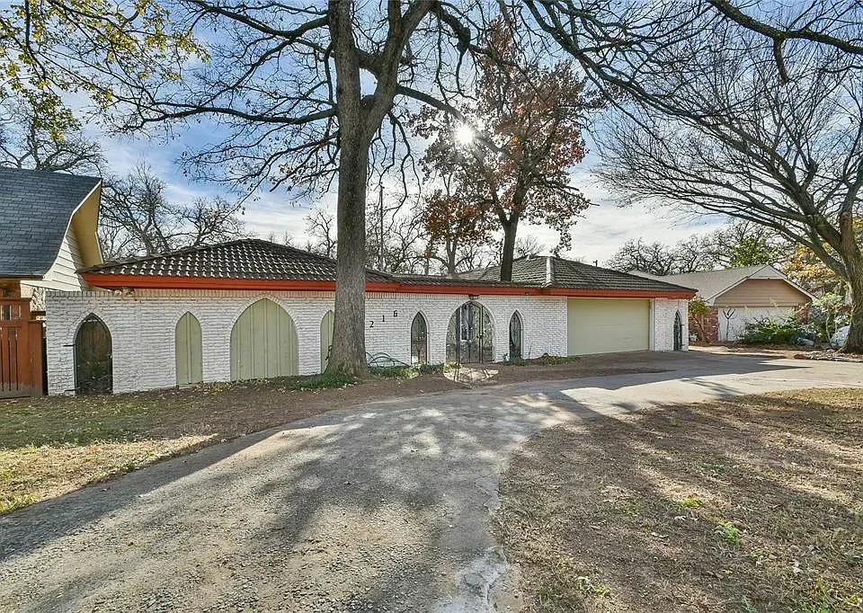 8216 Golden Oaks Rd, Oklahoma City, OK 73127