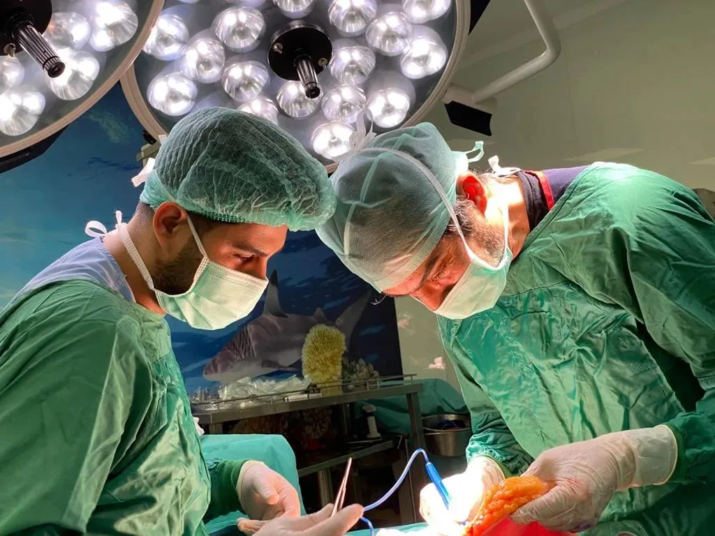 Dr. Bülent Çığşar during a reconstructive surgery procedure in Istanbul.