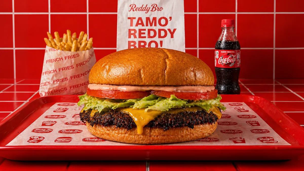 hamburguesa smash reddy bro punta cana con papas y bebida