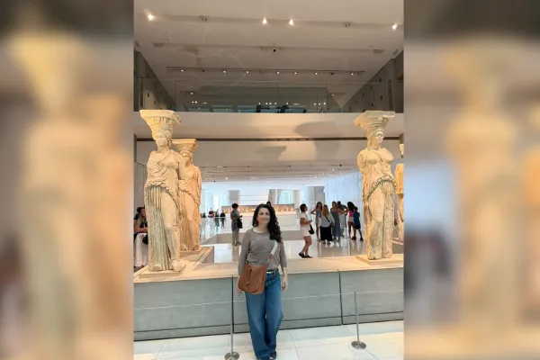 The Caryatids Lesson: Shared Strength in Design