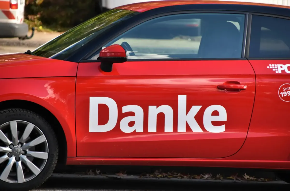 rotes Auto mit der Aufschrift Danke