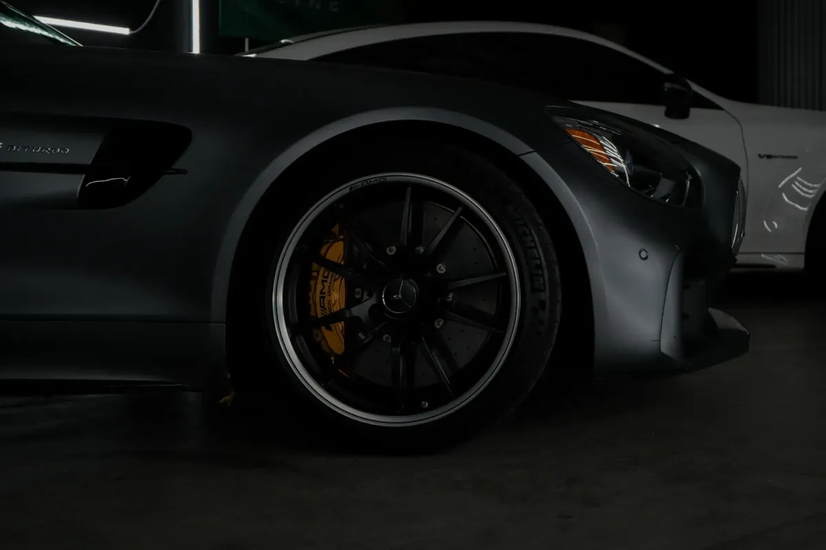 Zwei Fahrzeuge die mit Keramikversiegelung bearbeitet wurden