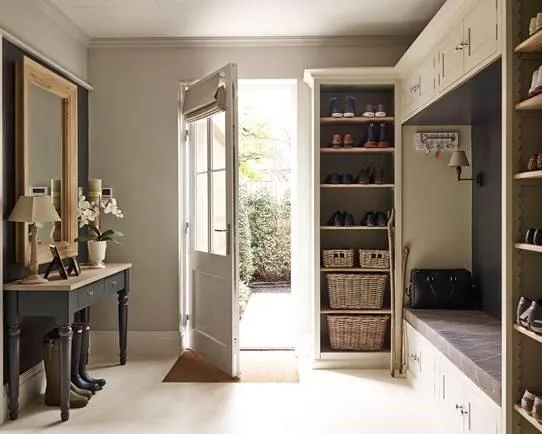 Picture of a neatly kept entryway
