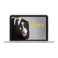 Imagen de una computadora portatil donde aparece la imagen de un caballero resaltando en una pantalla cinco estrellas para puntuar el servicio de seguimiento individual como excelente.