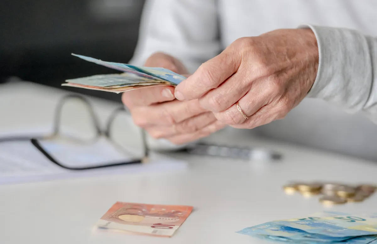 elderly woman counting money 