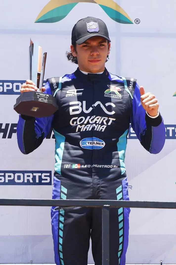 Leonardo Hurtado con traje de piloto