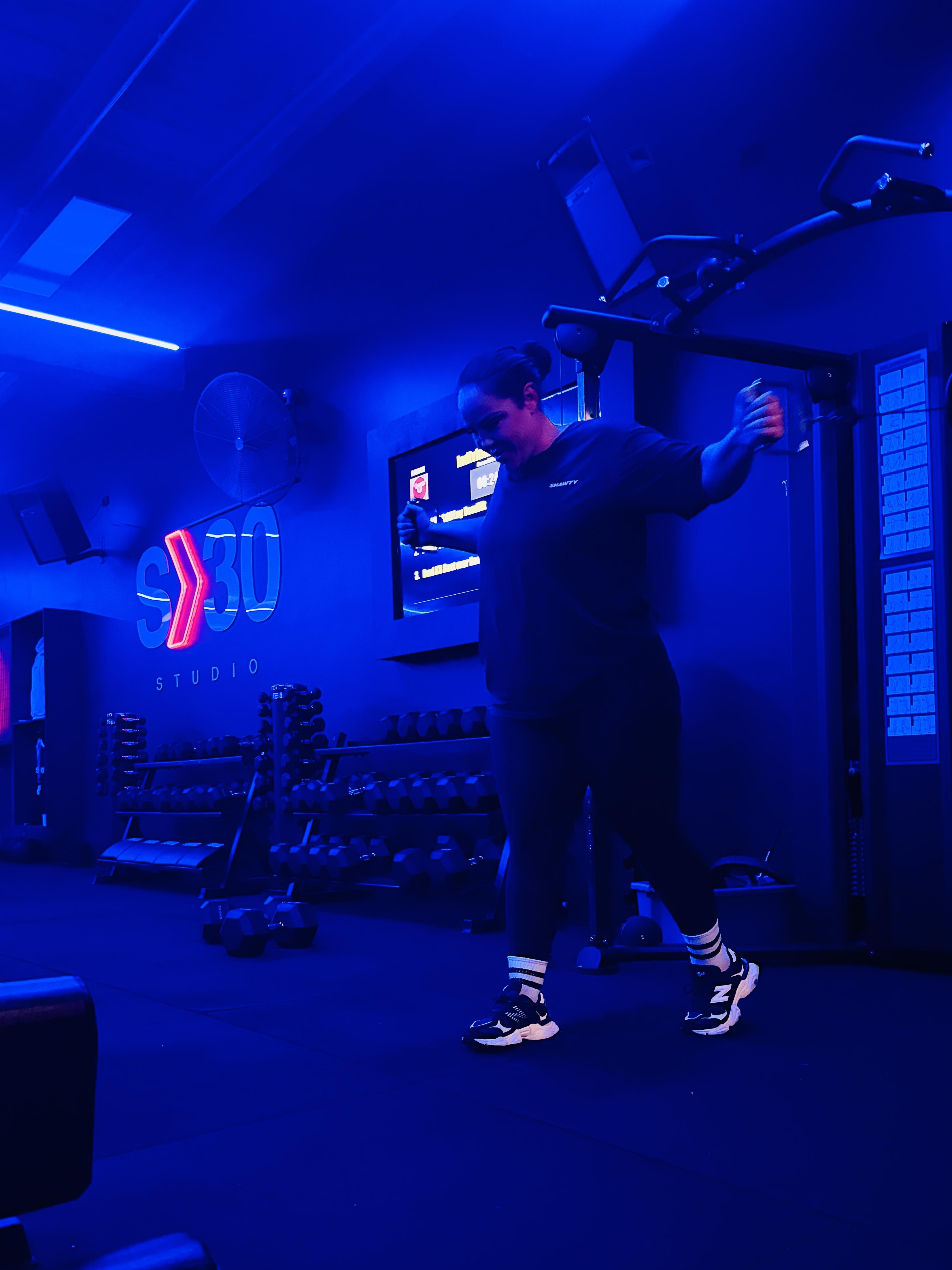 man lifting barbell