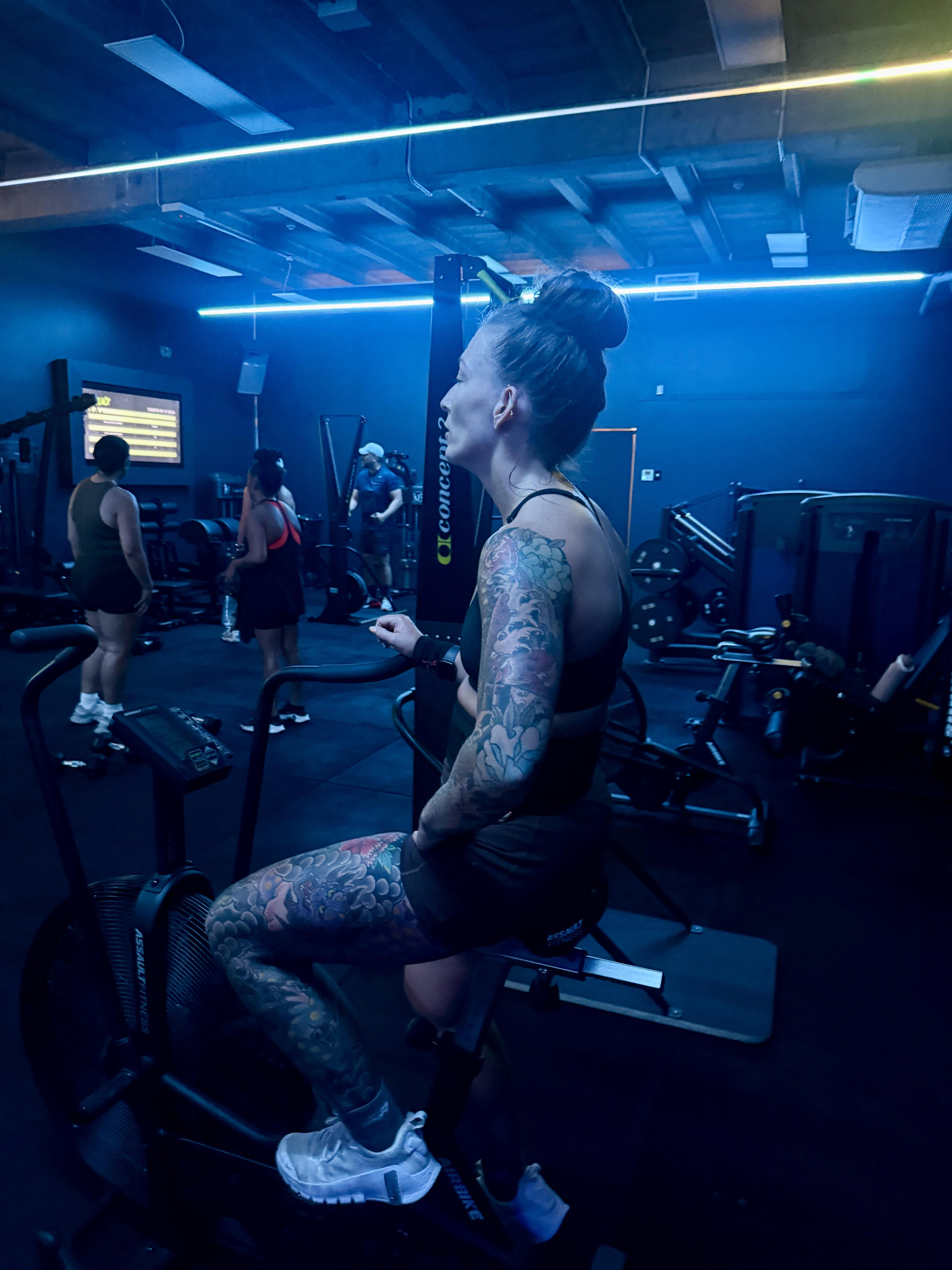 man lifting barbell
