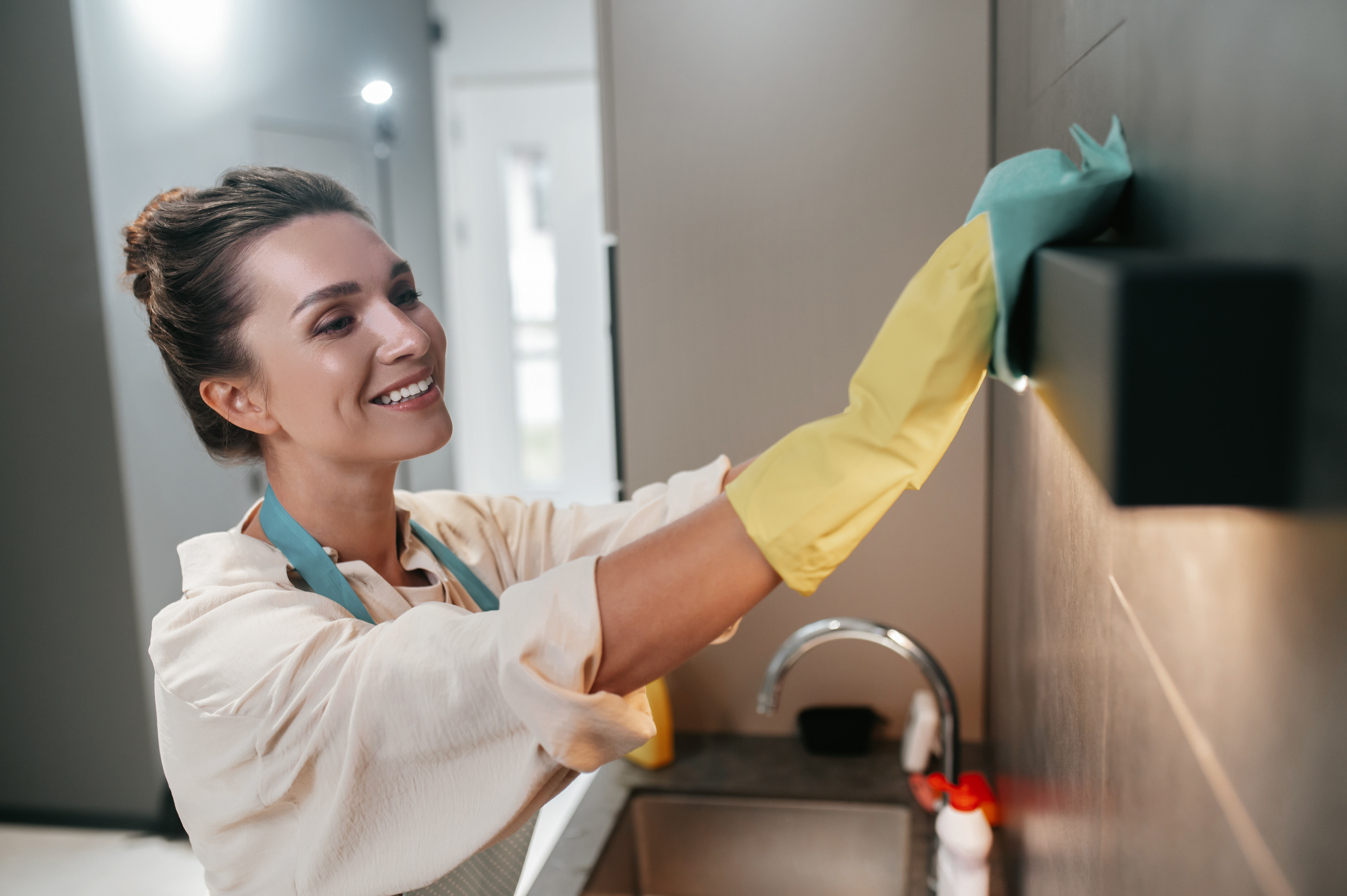 Prenotare una donna delle pulizie a Milano per il tuo appartamento da oggi è diventato facile e conveniente.