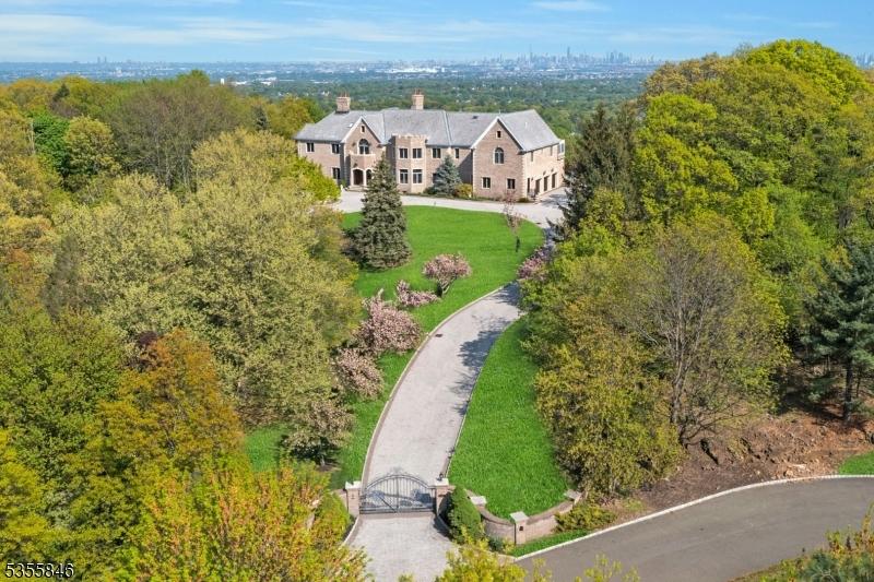 rooftop deck with privacy screen on townhome in Constable Hook Bayonne