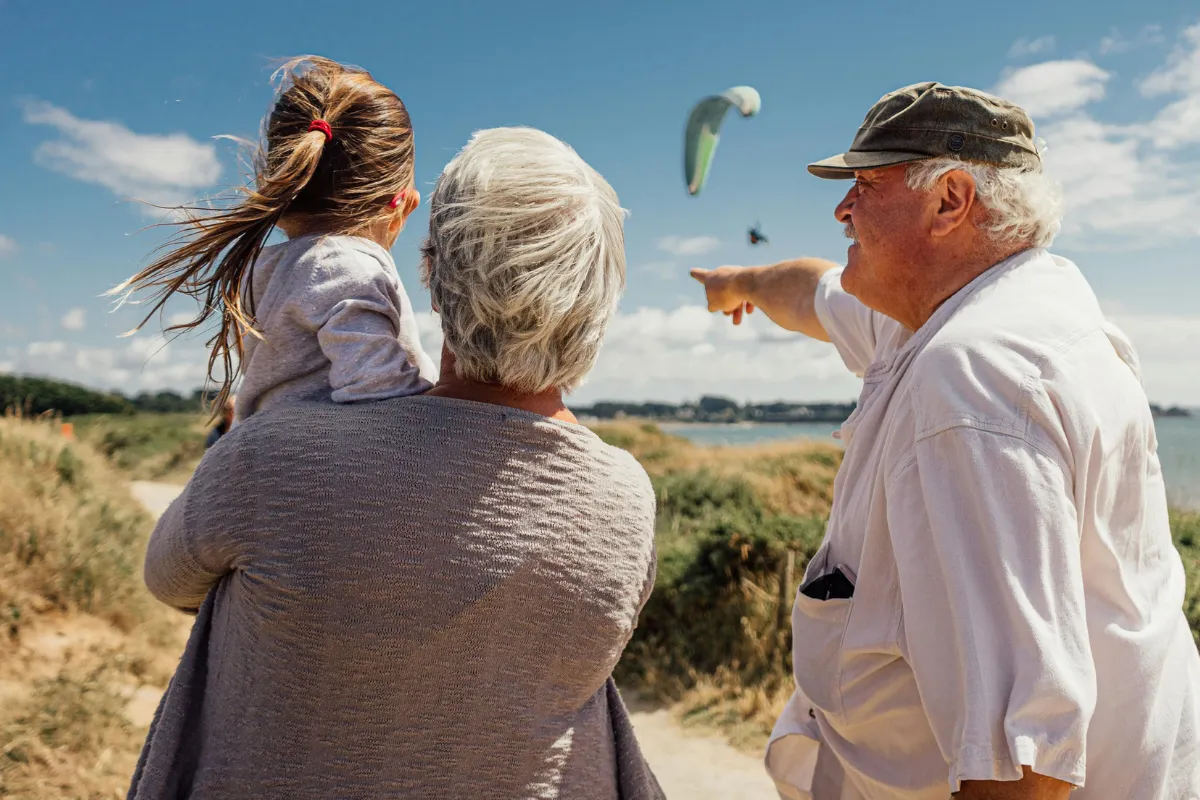 Family meeting with a reverse mortgage specialist to discuss what happens when a HomeSafe reverse mortgage comes due after the homeowner passes away.