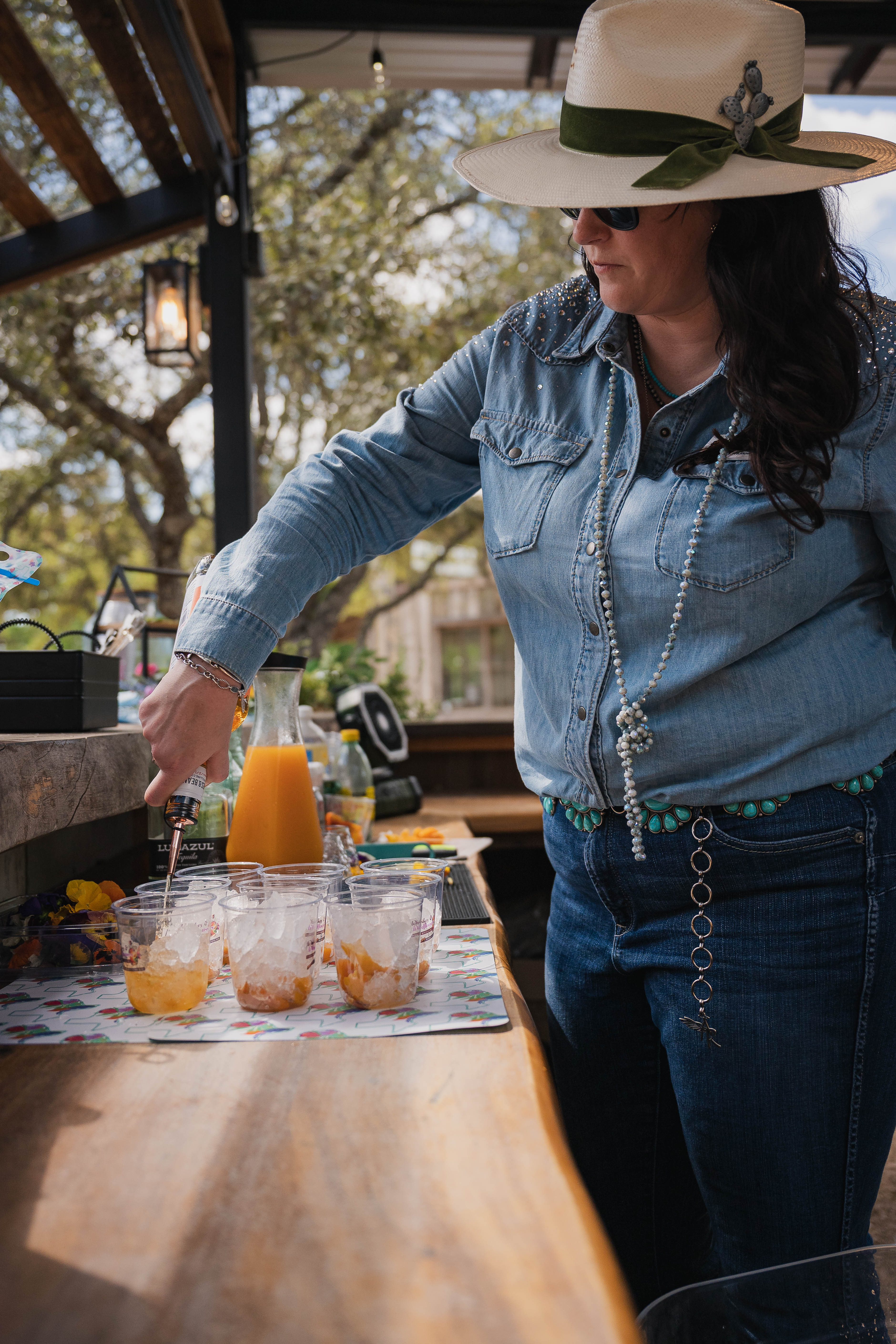 outdoor-patio-cocktail-service-texas.jpgBartender pouring a pitcher cocktail on a rustic outdoor patio table setup