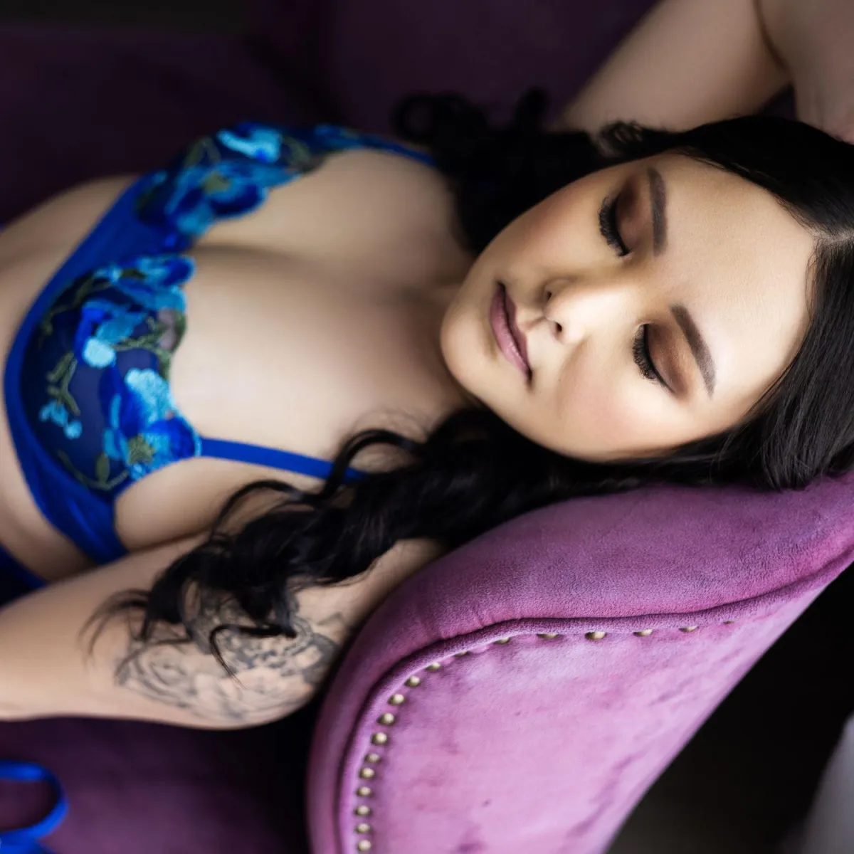 Minneapolis Boudoir woman laying in blue bra