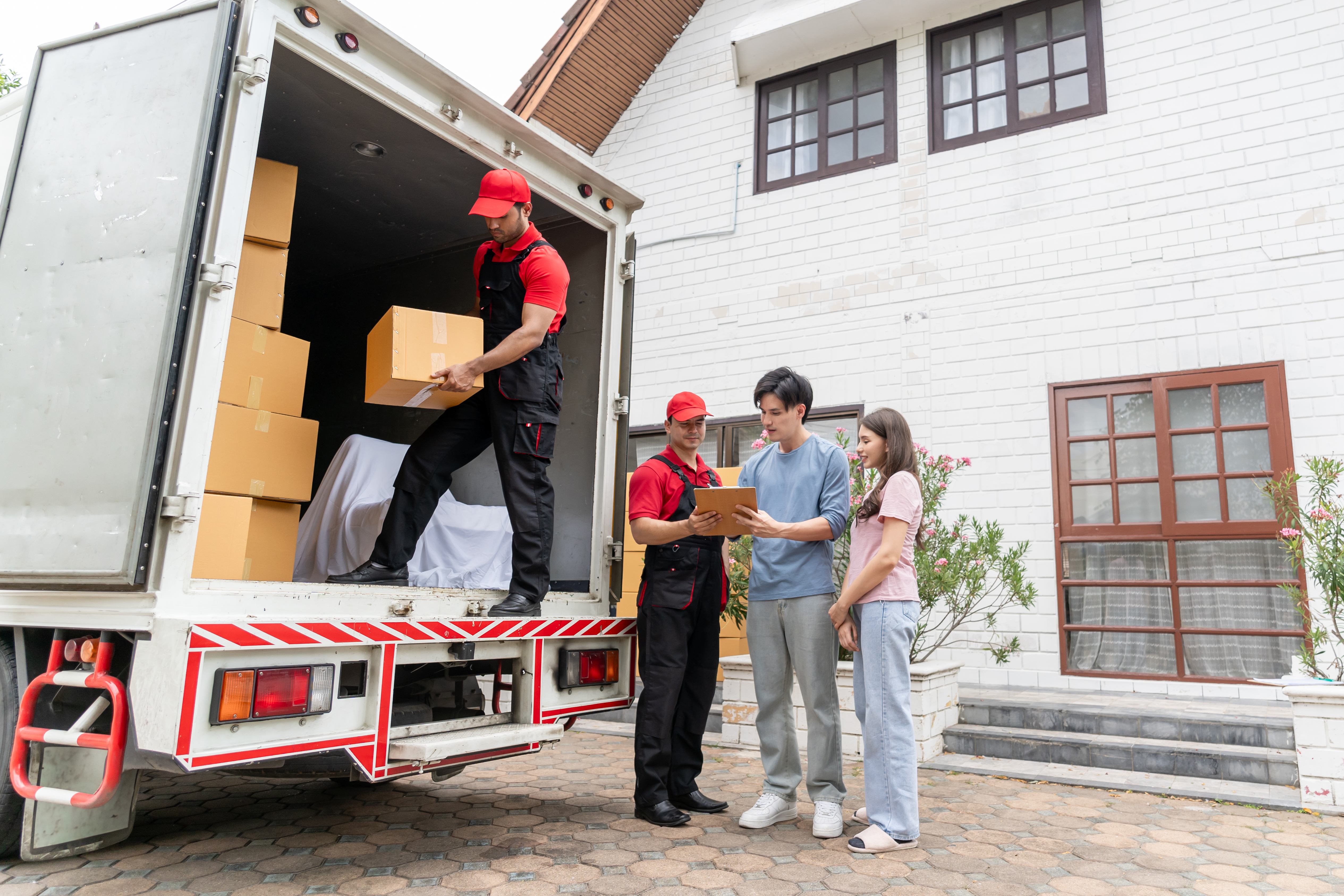 A hand holds a white spray bottle.