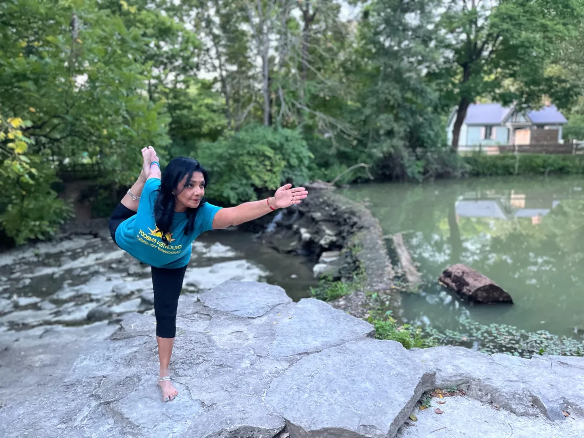 aruna-ramamurthy-yoga-pose-by-the-water