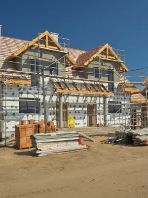 kőműves brigád falazási munkálatok közben