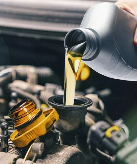 A mechanic doing an oil change service at Deals tires shop