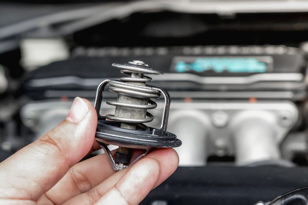 Mechani showing a brken thermostat