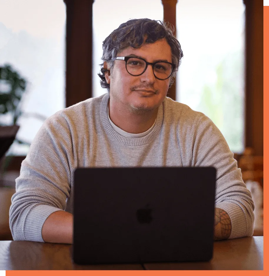 Graphic of Jesse Vasquez at his computer ready to chat with Airventure Academy Students.