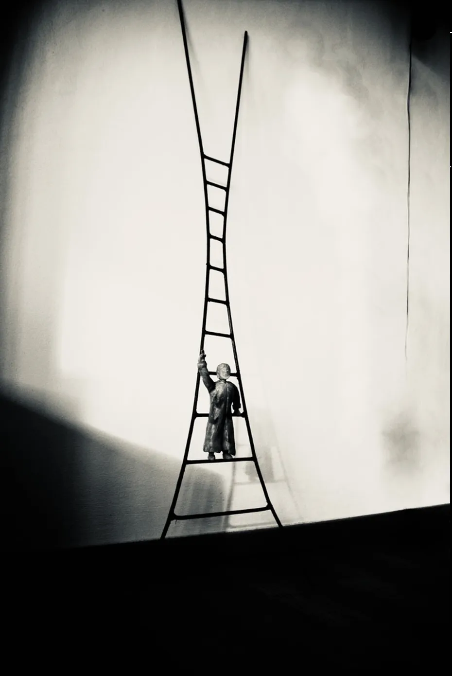 Ein 1:1-Bild eines alten Pergamentmanuskripts mit handschriftlicher deutscher Schrift, das auf einem Holztisch neben einer Feder und einem Tintenfass liegt. Sanftes natürliches Licht betont die Textur des Papiers und vermittelt historische Authentizität und Ehrfurcht vor dem Dokument.