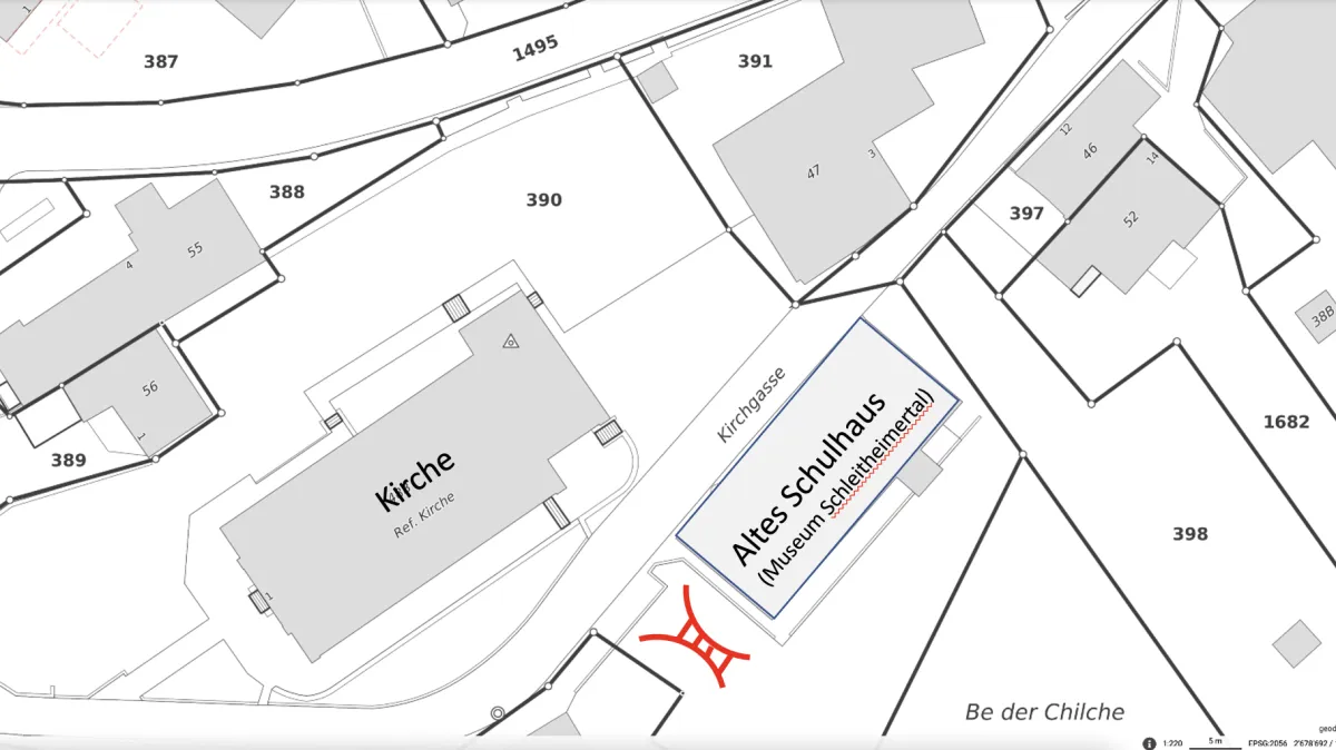 Ein 1:1-Bild eines alten Pergamentmanuskripts mit handschriftlicher deutscher Schrift, das auf einem Holztisch neben einer Feder und einem Tintenfass liegt. Sanftes natürliches Licht betont die Textur des Papiers und vermittelt historische Authentizität und Ehrfurcht vor dem Dokument.