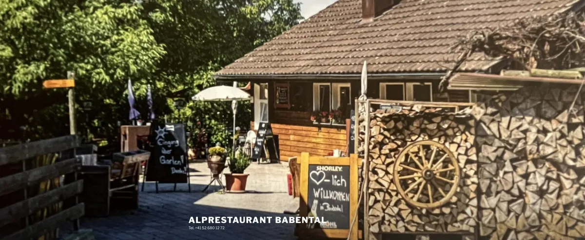 Ein quadratisches Bild eines alten Pergamentmanuskripts mit handgeschriebener deutscher Schrift, das auf einem Holztisch neben einer Feder und einem Tintenfass liegt. Sanftes natürliches Licht hebt die Textur des Papiers hervor und vermittelt ein Gefühl historischer Authentizität und Ehrfurcht vor dem Dokument.