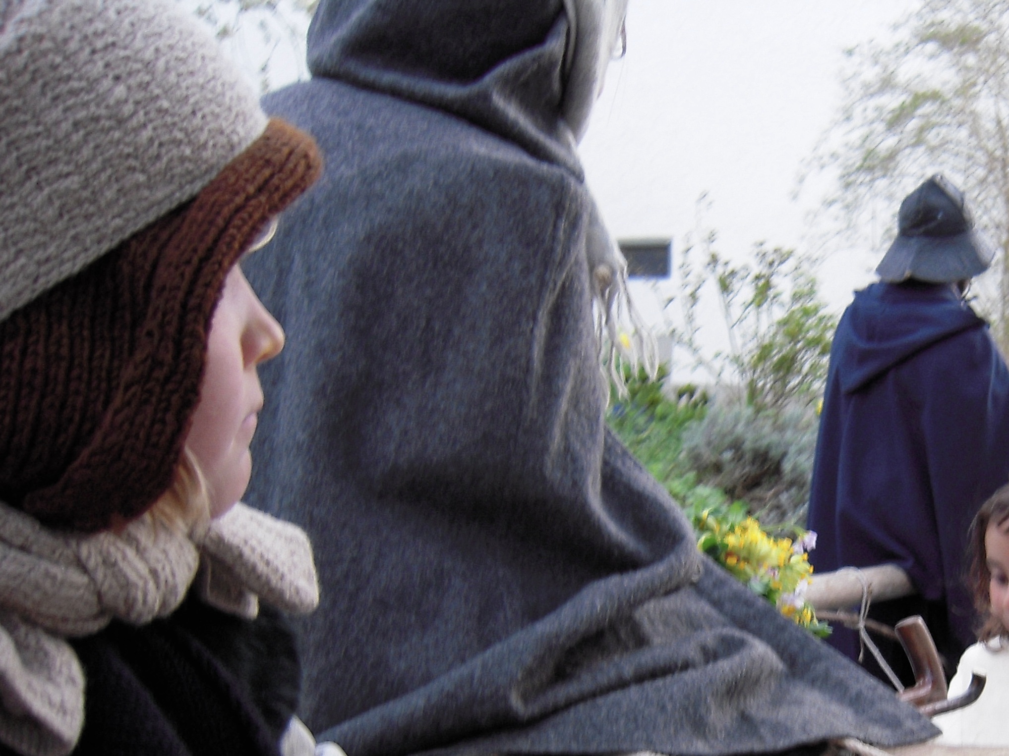 Eine 1:1-Aufnahme eines alten Pergamentmanuskripts mit handschriftlicher deutscher Schrift, liegend auf einem Holztisch neben einer Feder und Tintenfass. Sanftes natürliches Licht hebt die Papierstruktur hervor und vermittelt historische Authentizität und Ehrfurcht. / A 1:1 image of an old parchment manuscript with handwritten German script, lying on a wooden table next to a quill and inkpot. Soft natural light highlights the paper texture and conveys historical authenticity and reverence for the document.