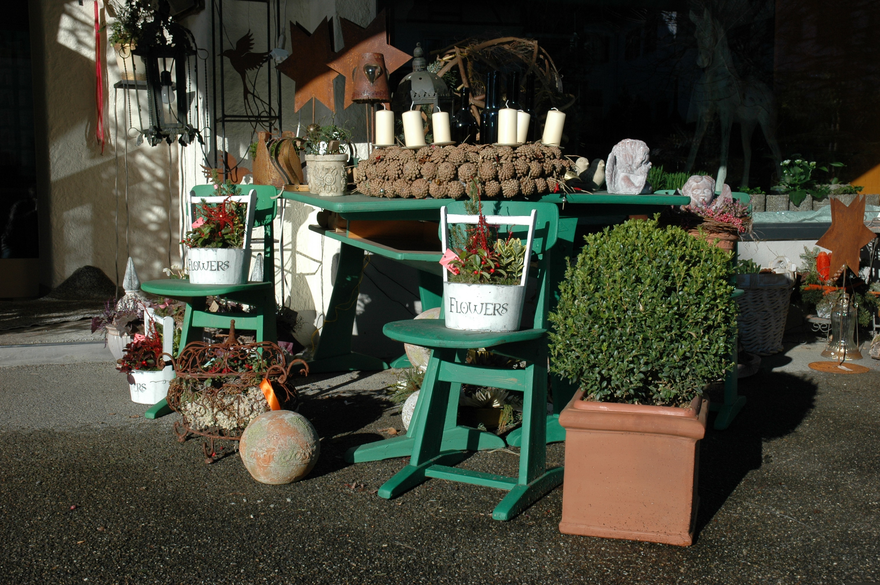 Ein quadratisches Bild eines alten Pergamentmanuskripts mit handgeschriebener deutscher Schrift, das auf einem Holztisch neben einer Feder und einem Tintenfass liegt. Sanftes natürliches Licht hebt die Textur des Papiers hervor und vermittelt ein Gefühl historischer Authentizität und Ehrfurcht vor dem Dokument.