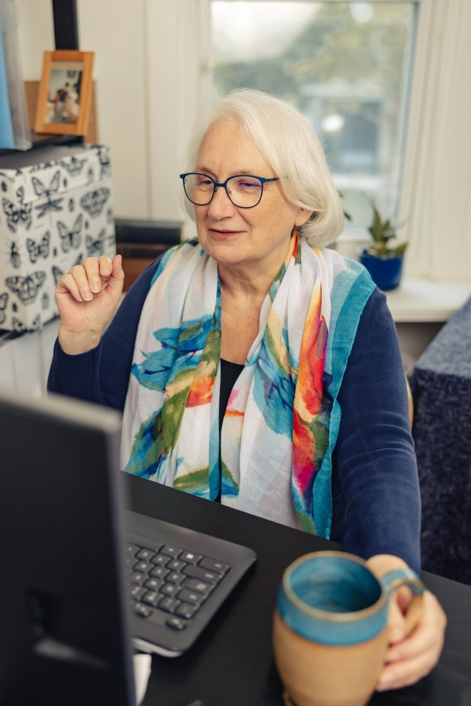 Online group hypnosis session with multiple participants shown on a virtual video call screen