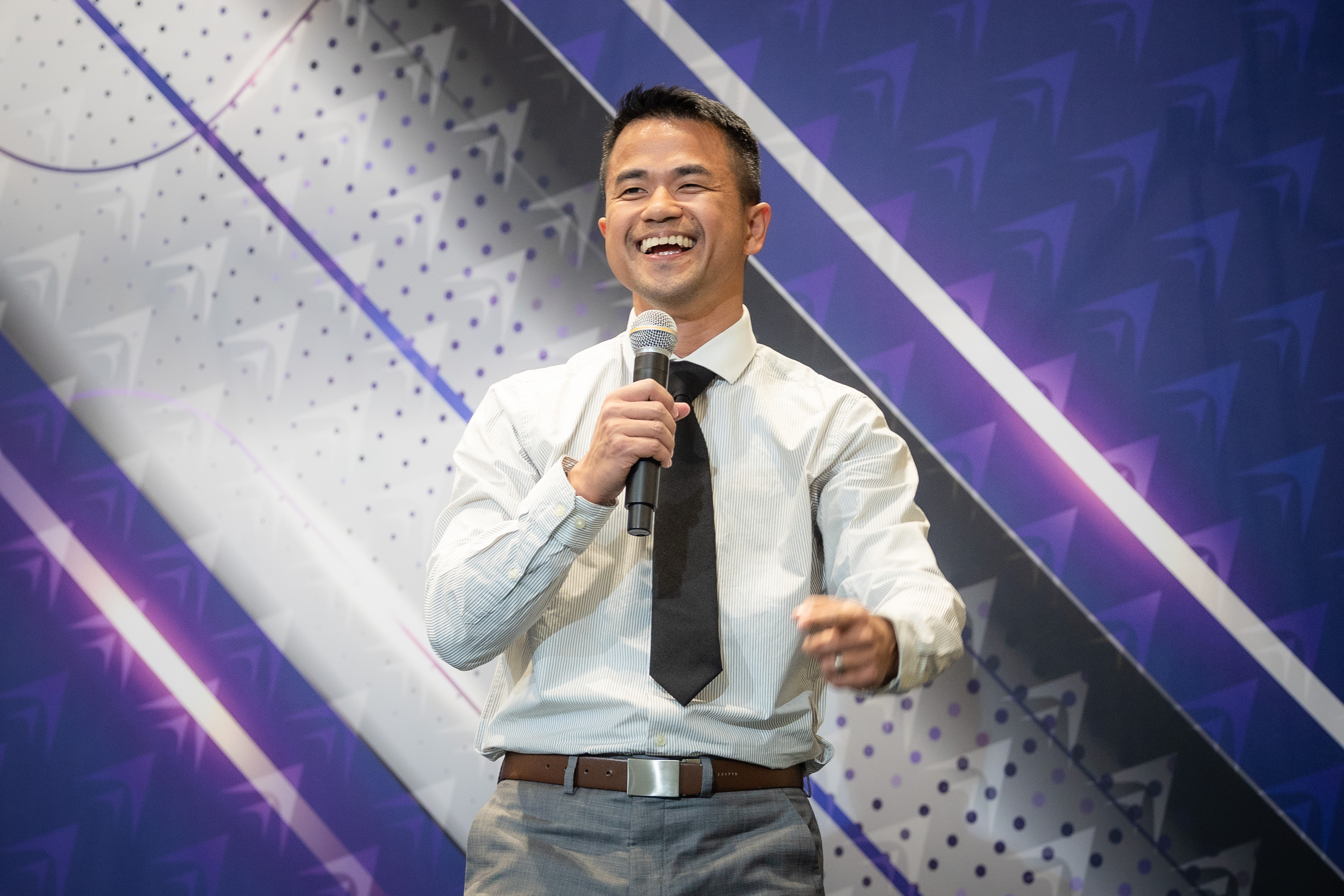 Reden Speaking on stage