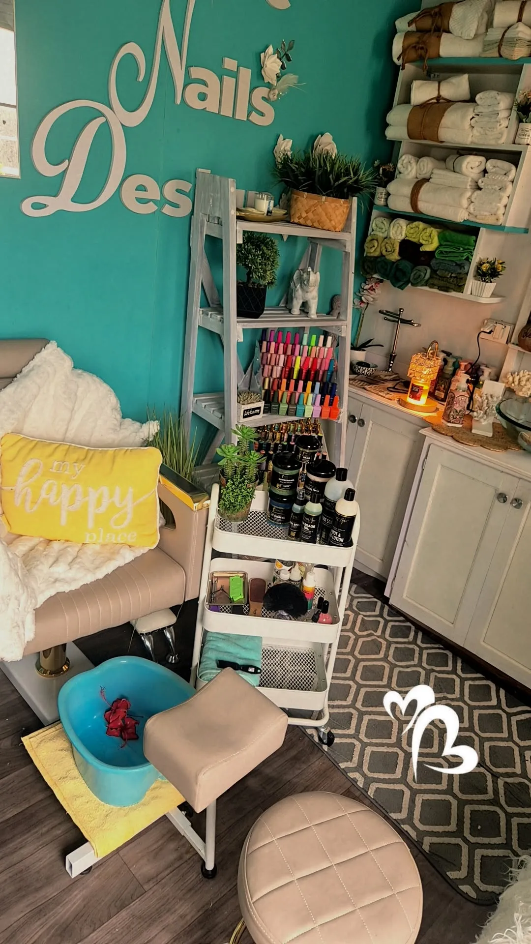 Unique Nails Design bright and serene boutique salon interior with clean manicure stations and turquoise accents
