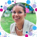 Smiling person with pink flowers in their hair, representing a positive experience of pregnancy education with HSD/hEDS through the CubCare hypermobility course.