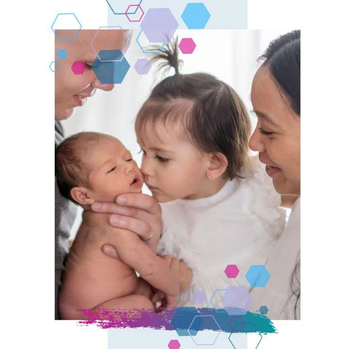 Older sibling meeting newborn baby with parents smiling – part of CubCare’s award-winning online refresher antenatal course for second and beyond births.