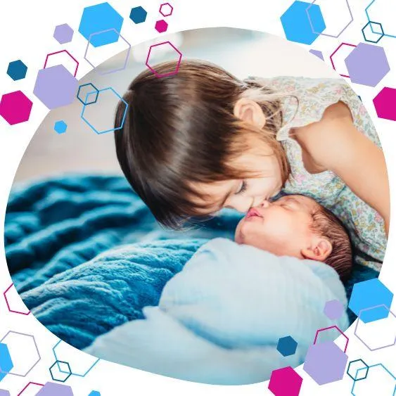 Older sister kissing newborn baby – part of CubCare’s award-winning online refresher antenatal course for second and beyond births.