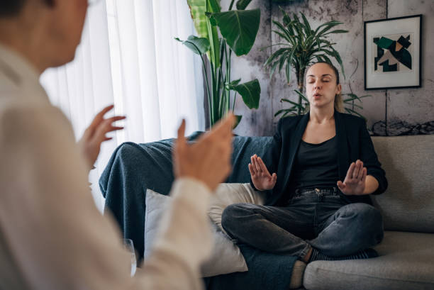 Profesional en sesión de coaching en un entorno moderno