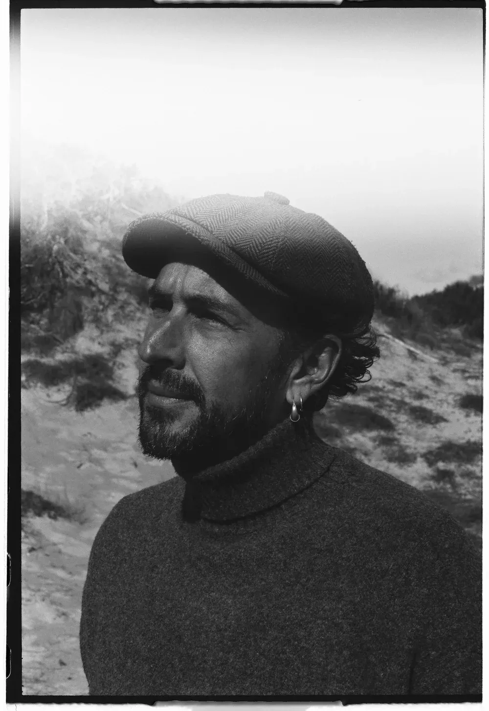 Retrato en blanco y negro de Tato Sáenz