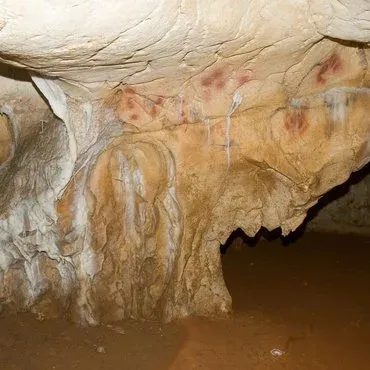 Interior de una cueva con pinturas sobre la roca