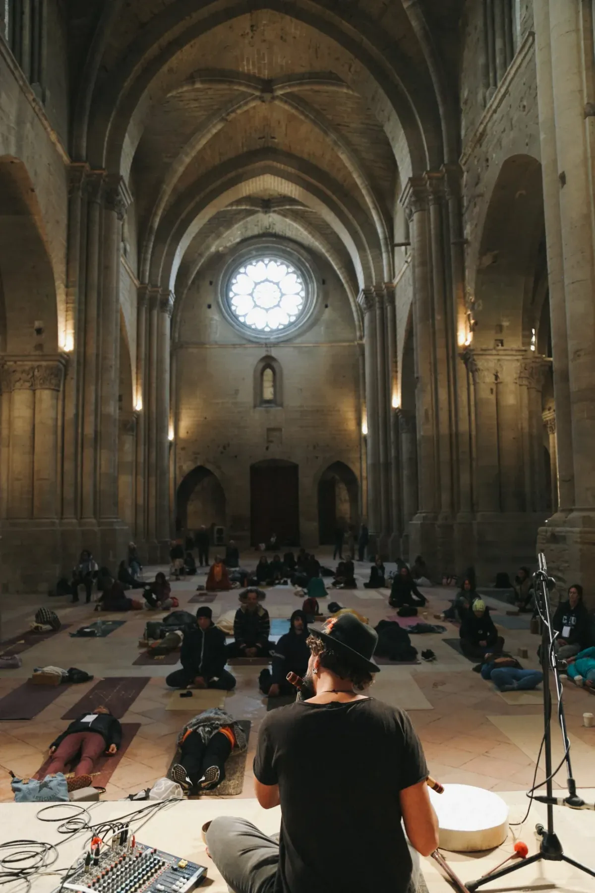 Encuentro sonoro de ANVO en una iglesia, con el público sentado y tumbado frente al músico