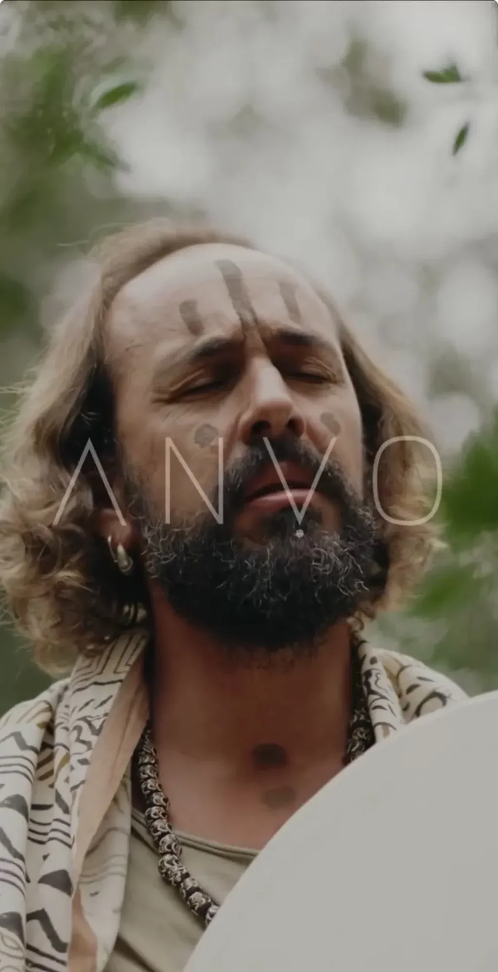 Retrato de Tato Sáenz con los ojos cerrados en la naturaleza, imagen del proyecto ANVO