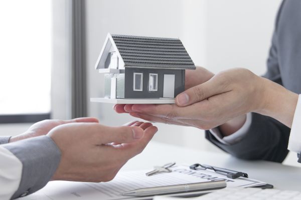 What Are the Pros and Cons of Selling My House for Cash?