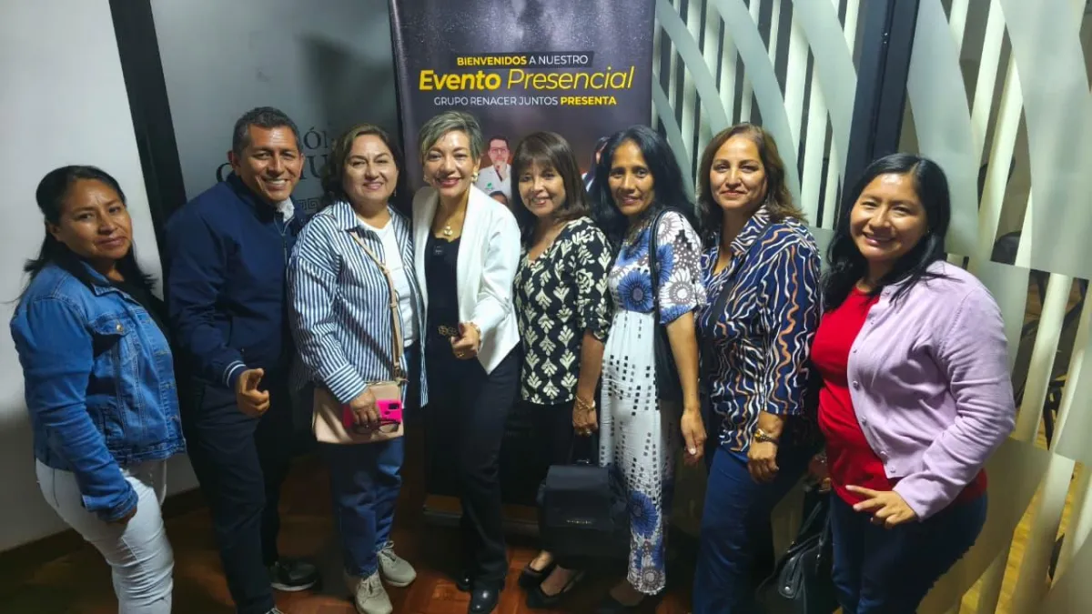 Grupo diverso de asesores inmobiliarios sonrientes en círculo, compartiendo ideas en un espacio moderno y luminoso, con luz natural y ambiente relajado, estilo realista, composición horizontal, fondo blanco minimalista