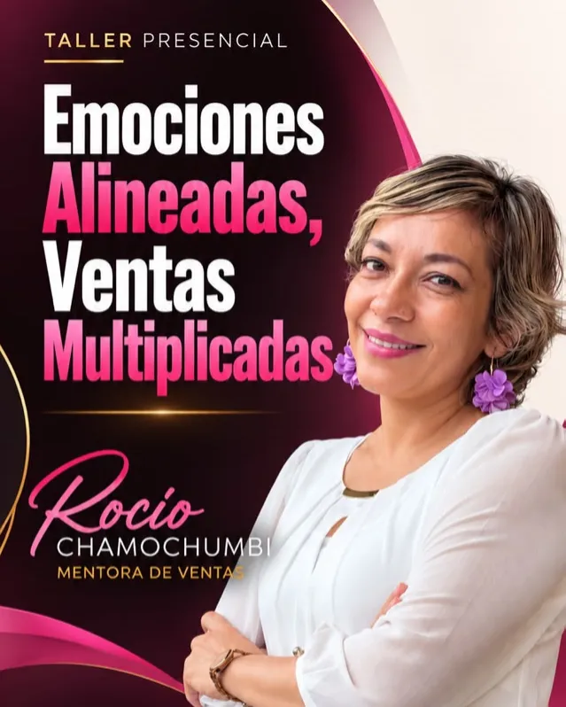 Retrato realista de Rocío Chamochumbi, mujer latina sonriente, cabello oscuro, fondo neutro claro, expresión cálida y profesional, estilo fotográfico, composición cuadrada