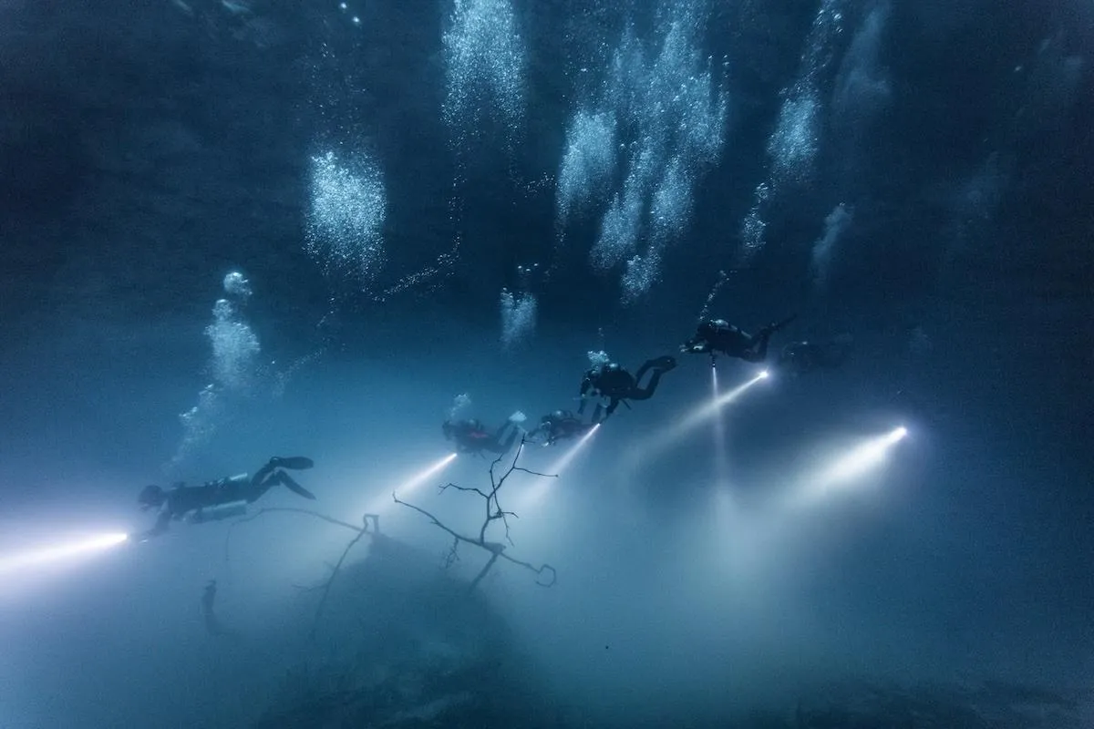 Divers approaching the hydrogen sulfide cloud at El Pit