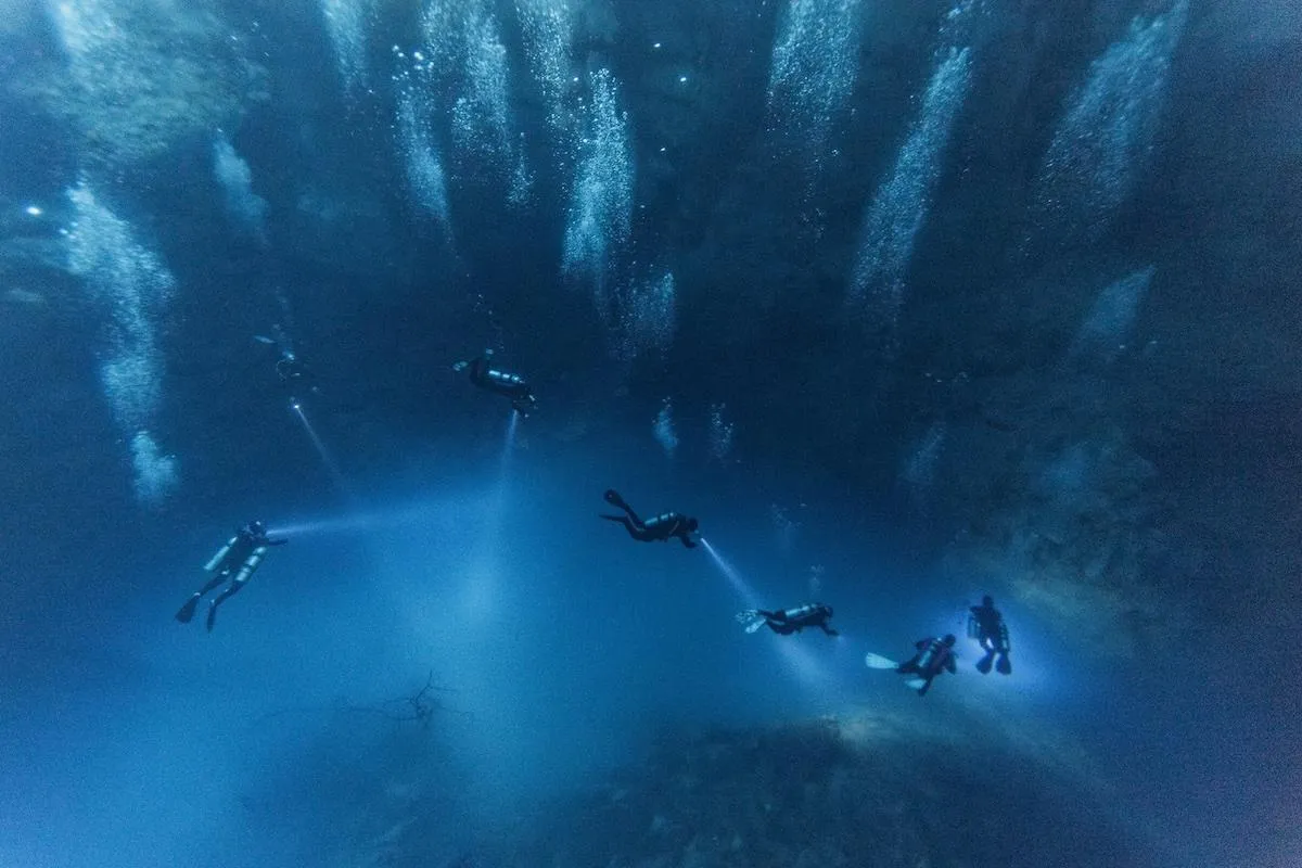 Hydrogen sulfide cloud layer inside El Pit cenote