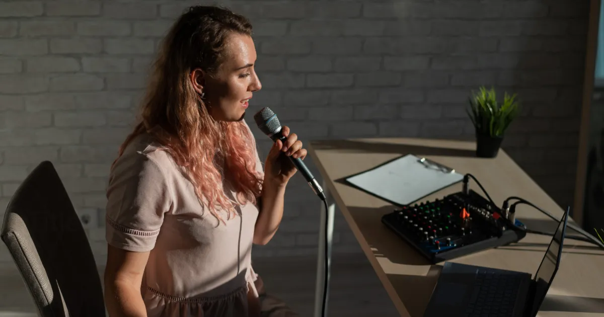 Live Online vs Pre-Recorded Video Courses: Which Singing Lessons Work?