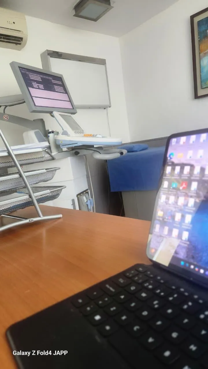 Dr. Pacheco realizando estudio