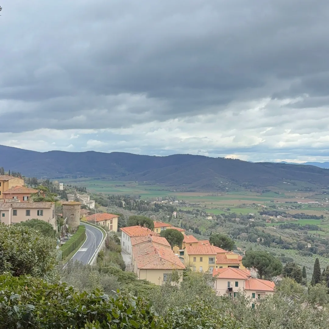 Tuscan countryside near Cortona wine retreat location
